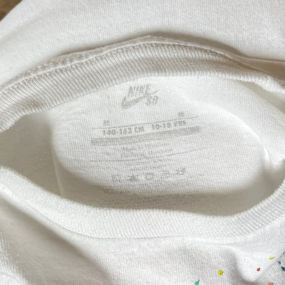 Nike Rare SB Skateboarding White Tee Puffy Speckle Swoosh Logo Kids M 10-12Y